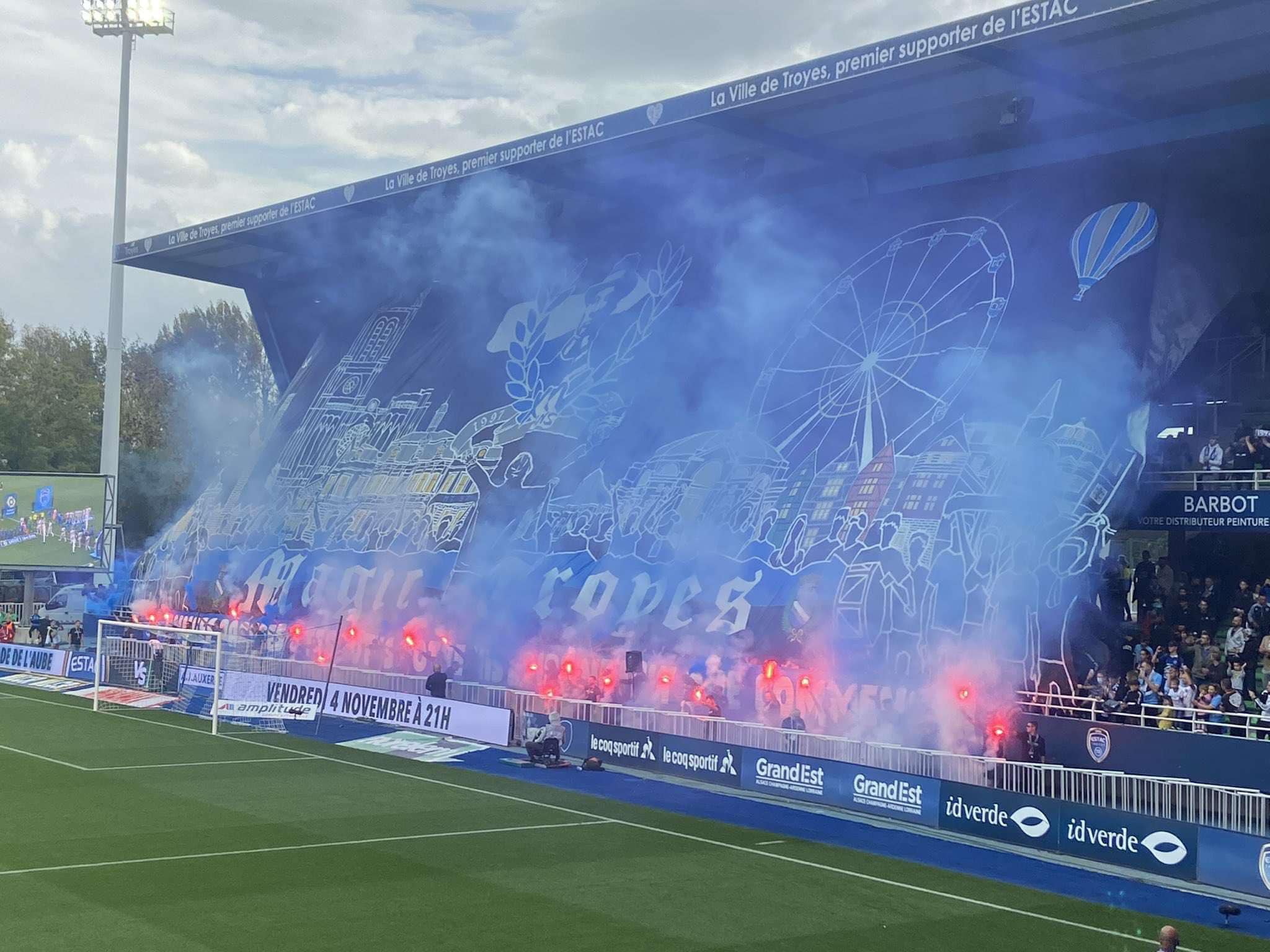 Foot : les Magic Troyes boycottent les matchs de l'ESTAC - Radio